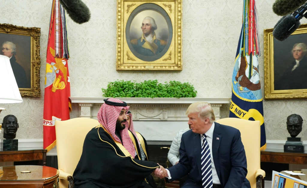 الرئيس الأميركي دونالد ترامب وولي العهد السعودي الأمير محمد بن سلمان في البيت الأبيض في 20 آذار/مارس 2018 (ا ف ب)