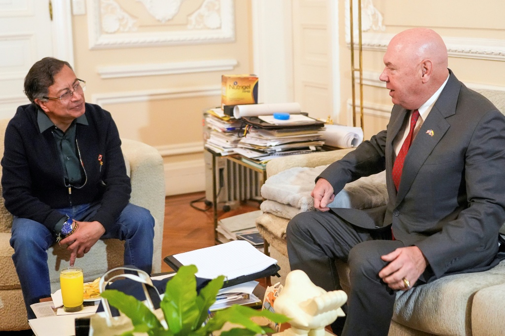 الرئيس الكولومبي غوستافو بيترو (يسار) مجتمعا إلى القائم بالأعمال الأميركي جون ماكنمارا في بوغوتا في 20 تشرين الأول/أكتوبر 2025 (ا ف ب)