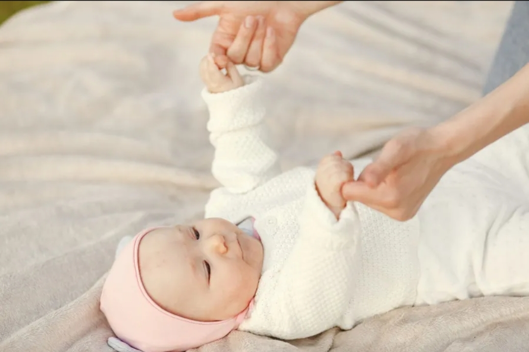 6 أنشطة صباحية لمولودك تساعده على التطور الحركي في شهوره الستة الأولى (سيدتي)