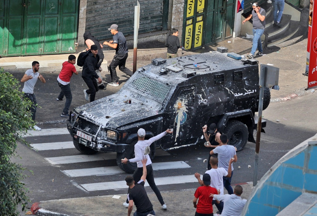أضاف فريدريك أن تصاعد عنف المستوطنين وتوسع المستوطنات "دفعا المجتمعات الفلسطينية الضعيفة إلى ترك أراضيها في ظروف قسرية متزايدة، بما يمهد الطريق أمام مزيد من الضم" (ا ف ب)