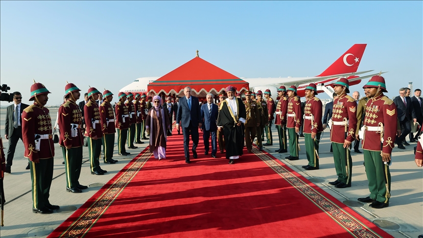 سلطان عمان يقيم مأدبة عشاء على شرف الرئيس أردوغان (الأناضول)