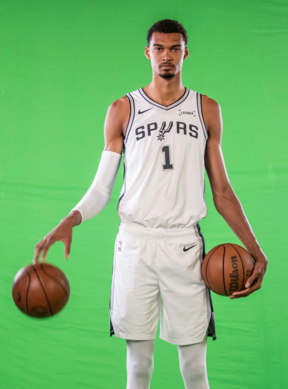 أثر طول الفرنسي العملاق ويمبانياما جدلا (ا ف ب)