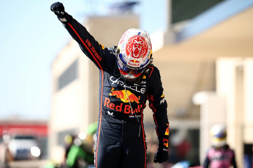 الهولندي ماكس فيرستابن سائق ريد بول فرحا بفوزه في جائزة الولايات المتحدة الكبرى على حلبة الأميركيتين في 19 تشرين الأول/أكتوبر 2025 في أوستن، تكساس (ا ف ب)