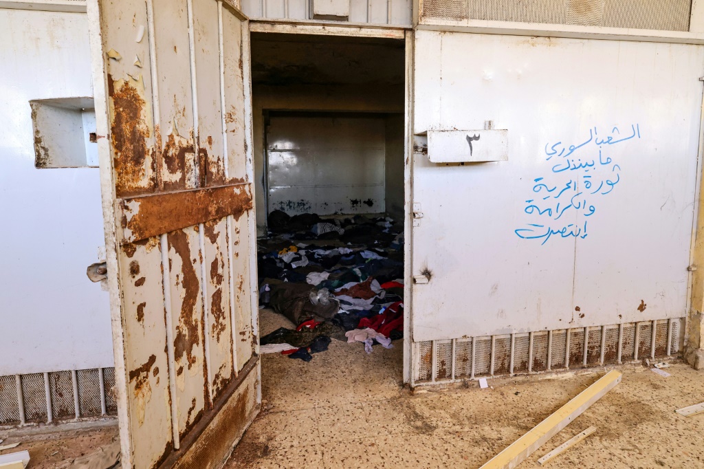 ملابس مبعثرة داخل زنزانة في سجن صيدنايا شمال دمشق في صورة مؤرخة الثالث من كانون الثاني/يناير 2025 (ا ف ب)