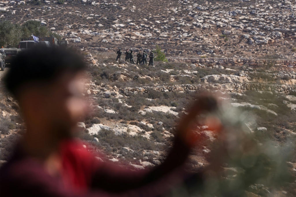دانت الخارجية الفلسطينية اعتقال سلطات الاحتلال الإسرائيلية الناشطين الذي كانوا "يشاركون في حملة لمساندة الأهالي في قطف الزيتون وتوثيق جرائم المستعمرين"