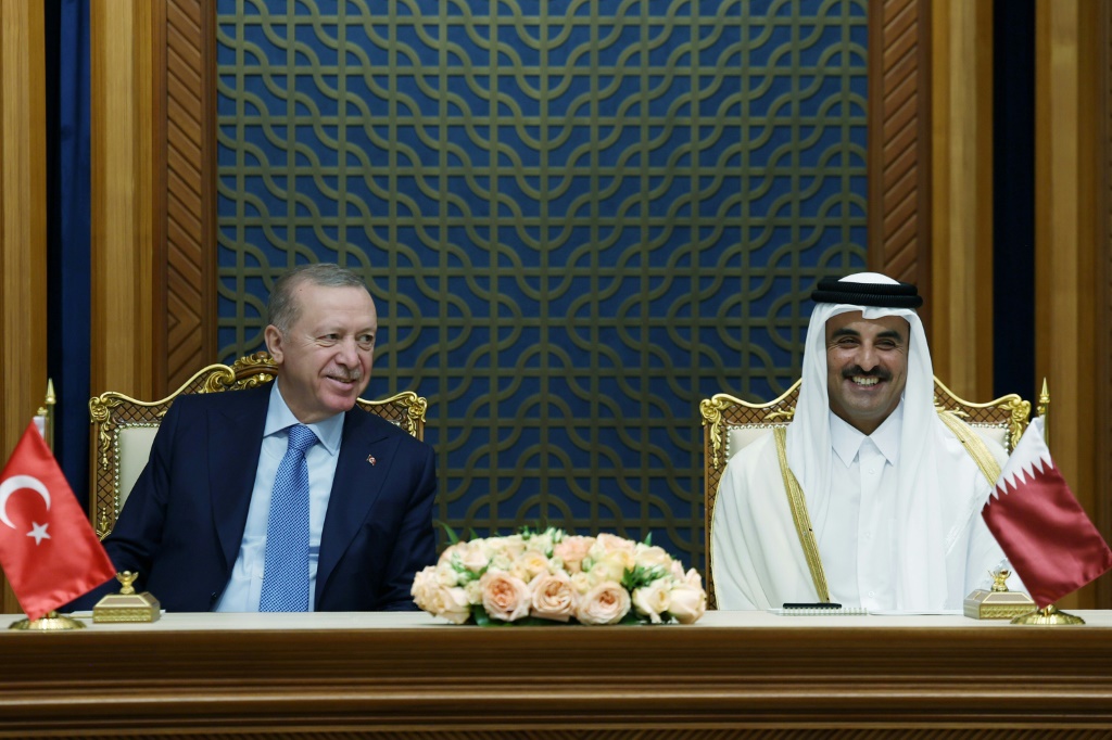 صورة وزّعها المكتب الإعلامي للرئاسة التركية تظهر الرئيس التركي رجب طيب إردوغان (يسار) وبجانبه أمير قطر الشيخ تميم بن حمد آل ثاني في الدوحة في 22 تشرين الأول/أكتوبر 2025 (ا ف ب) 