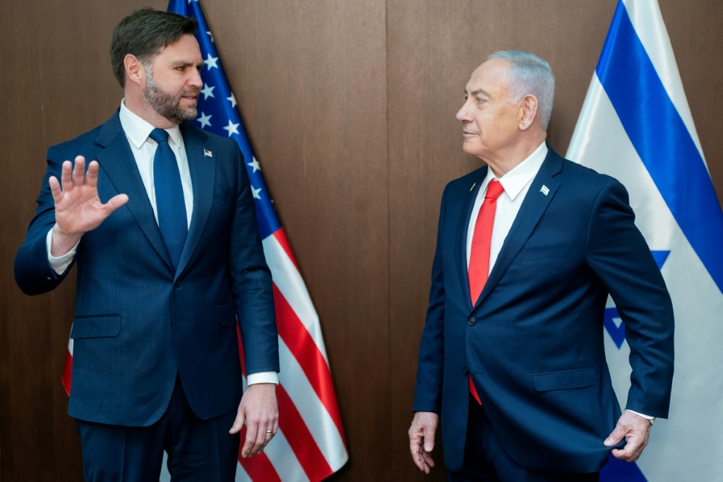 أمام جاي دي فانس في القدس، حاول رئيس الوزراء الإسرائيلي تأكيد سلطته قائلًا: “لسنا محمية أمريكية”، معترفًا ضمنيًا بأن المسألة مطروحة فعلًا. فرد عليه فانس بلباقة: “نريد شريكًا، وهذا ما تمثله إسرائيل” (ا ف ب)