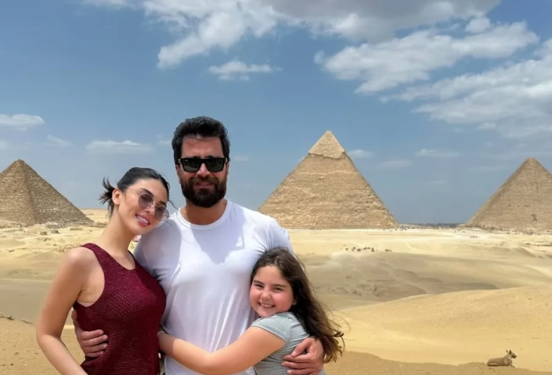 معتصم النهار متوسطًا زوجته لين برنجكجي وابنتهما ساندرا- الصورة من حساب لين على إنستغرام