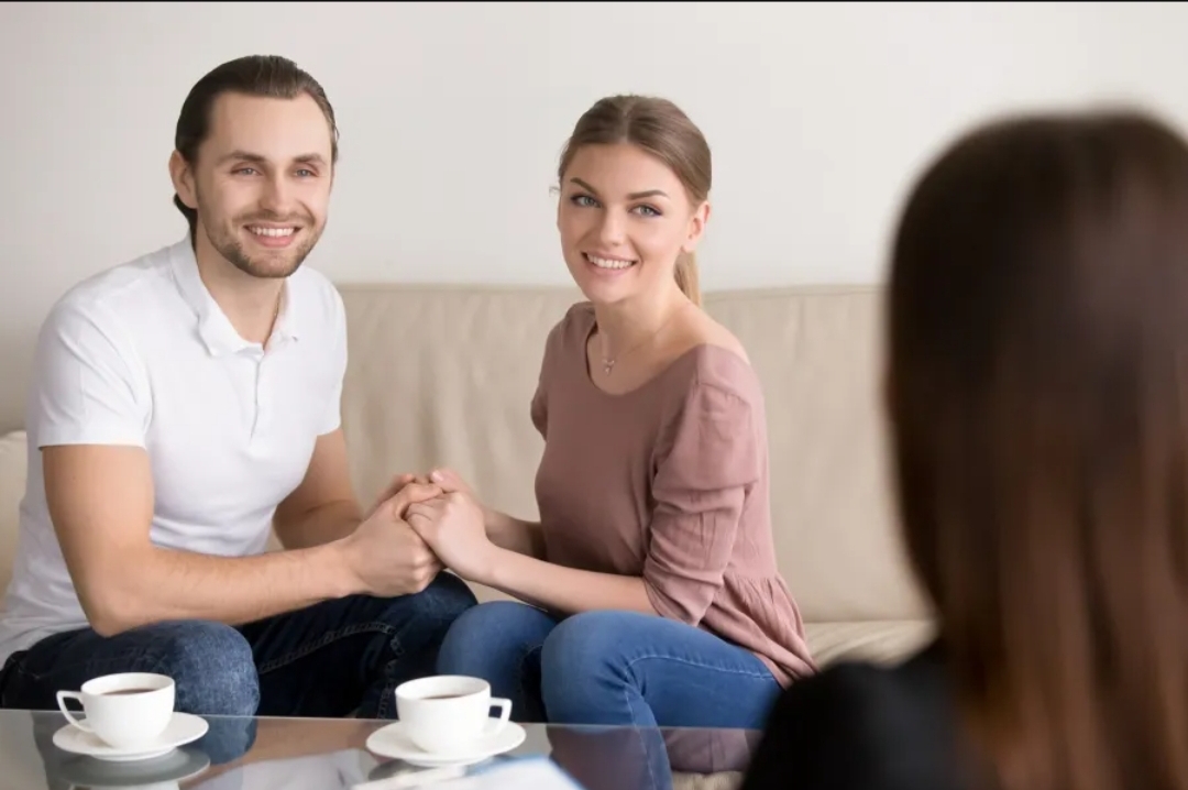عبارات عن دعم الزوج لزوجته.. كلمات تمنحها القوة والثقة (سيدتي)