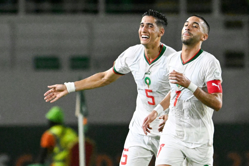 لاعب وسط المغرب حكيم زياش يحتفل مع زميله المدافع نايف أكرد بهدفه في مرمى زامبيا على ملعب لوران بوكو في سان بيدرو في 24 كانون الثاني/يناير 2024 في كأس أمم إفريقيا في ساحل العاج (ا ف ب)