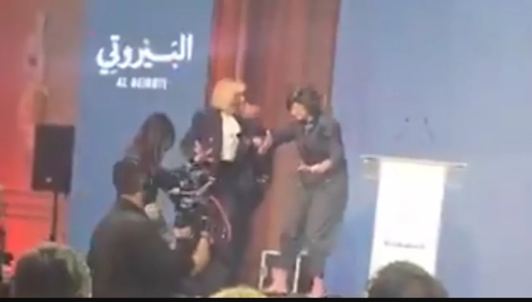 (انكسر الشر)... سيدة لبنان الأولى تتعثر على المسرح (متداول على منصة إكس)