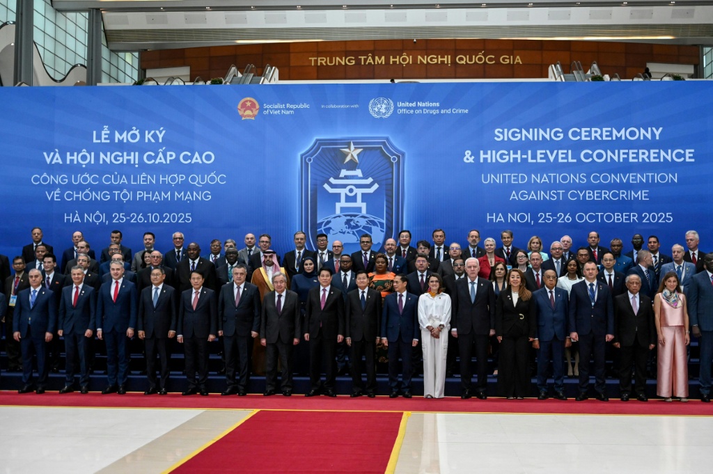 مندوبو الدول الموقعة على أول معاهدة للأمم المتحدة لمكافحة الجرائم الإلكترونية في هانوي في 25 تشرين الأول/أكتوبر 2025 (ا ف ب)