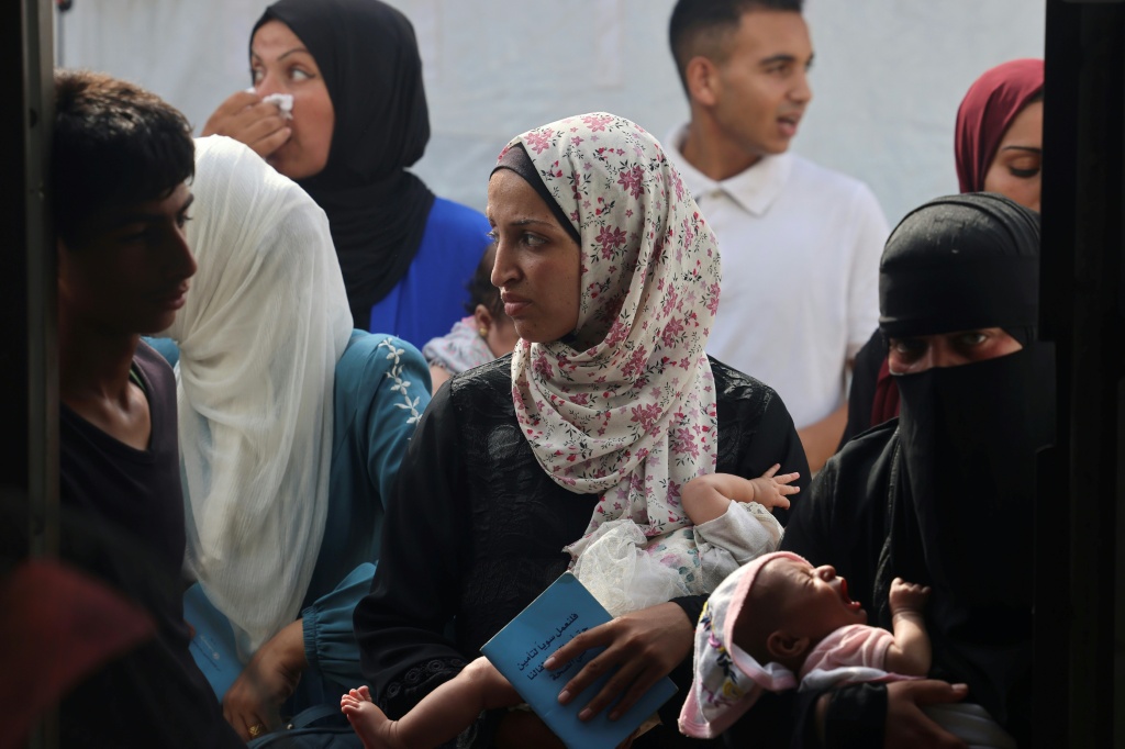 فلسطينيون داخل احد المستشفيات في قطاع غزة حيث دمرت المنظومة الصحية (ا ف ب)