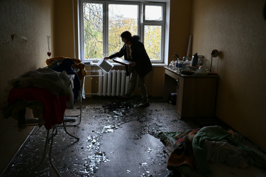 أوكراني يتفقد شقته المتضررة في مبنى سكني أصيب بصاروخ روسي في كييف في 25 تشرين الأول/أكتوبر 2025 (ا ف ب)