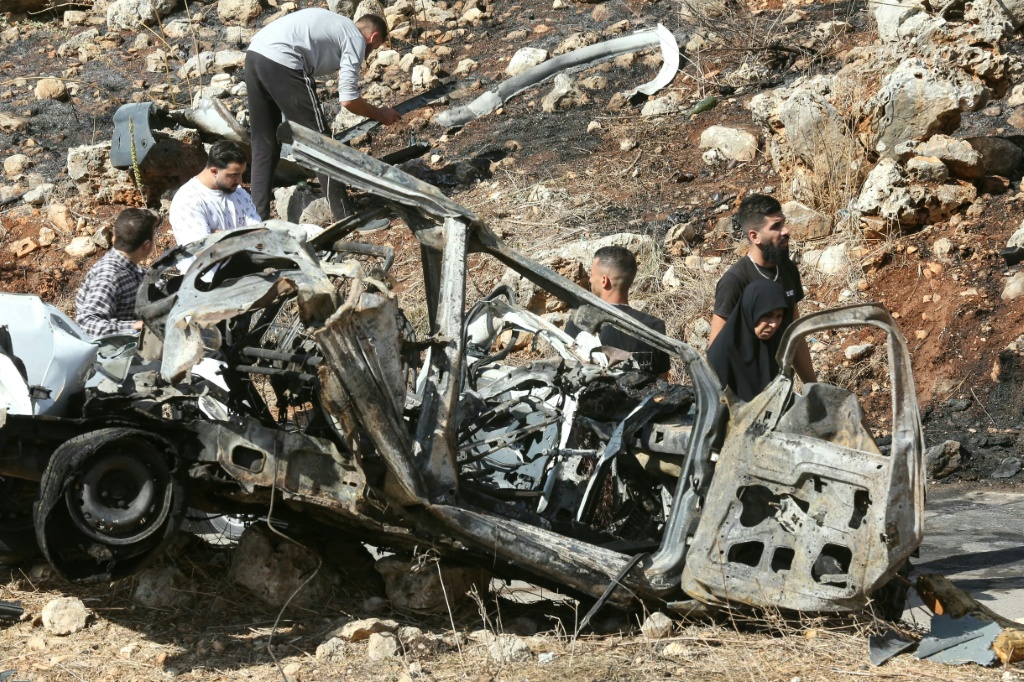 سيارة استهدفت بضربة إسرائيلية أسفرت عن مقتل شخص في بلدة حاروف بجنوب لبنان في 25 تشرين الأول/أكتوبر 2025 (ا ف ب)