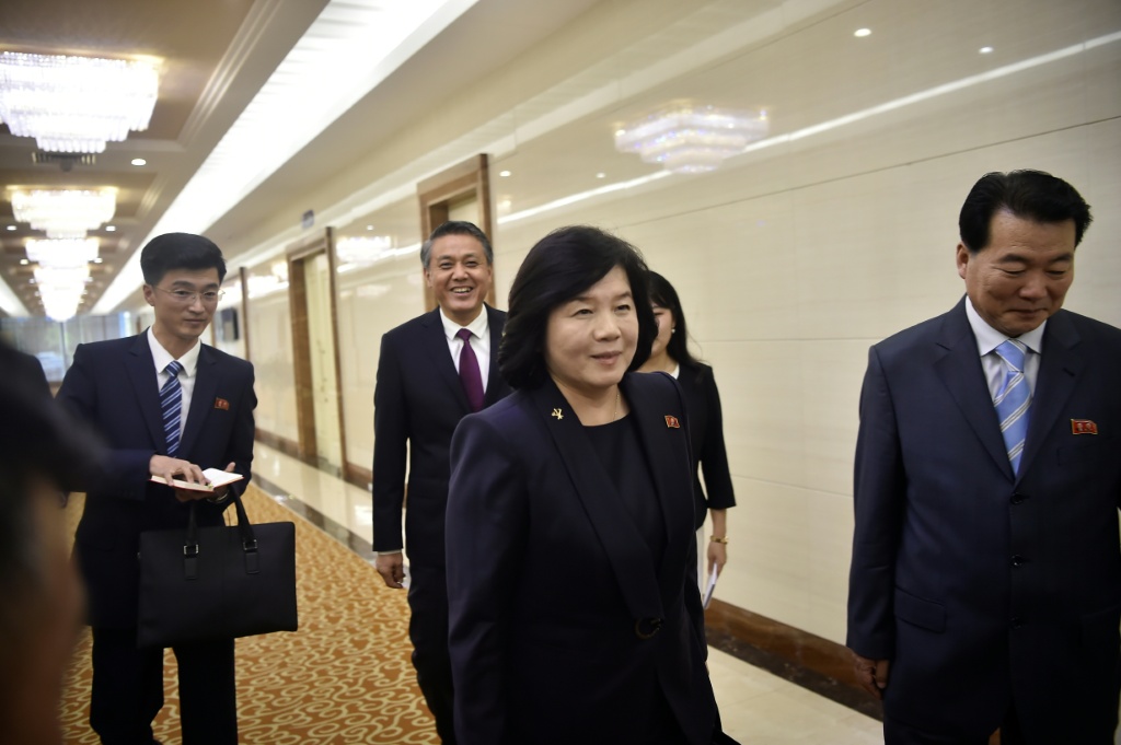 وزيرة خارجية كوريا الشمالية تشوي سون هوي في مطار بيونغ يانغ في 27 أيلول/سبتمبر 2025 (ا ف ب)