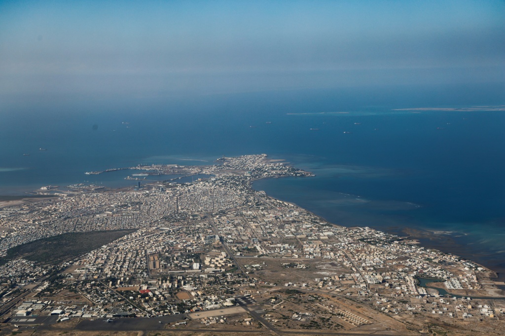 صورة جوية لجيبوتي على ضفاف البحر الأحمر في 21 كانون الأول/ديسمبر 2024 (ا ف ب)