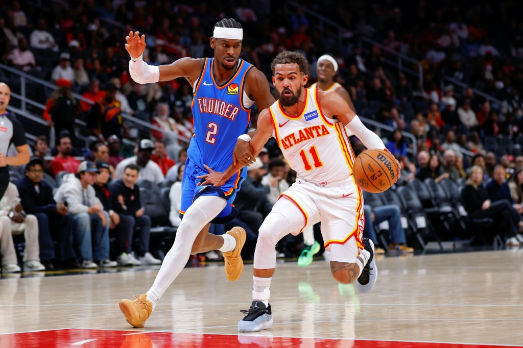 الكندي شاي غلجيوس-ألكسندر (يسار) يدافع على تراي يونغ خلال مباراة فريقيهما أوكلاهوما سيتي ثاندر وأتلانتا هوكس في دوري كرة السلة الأميركي للمحترفين. أتلانتا، جورجيا في 25 تشرين الأول/أكتوبر 2025 (ا ف ب)