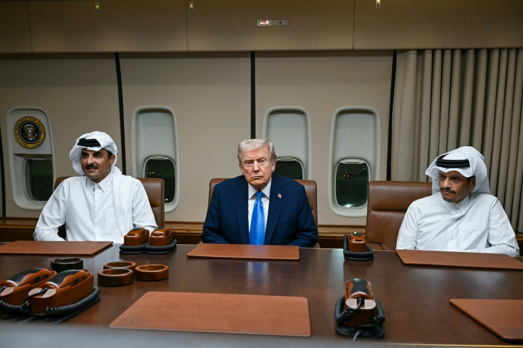 الرئيس الاميركي دونالد ترامب خلال لقائه امير قطر ورئيس وزرائها على متن الطائرة الرئاسية اير فورس وان في 25 تشرين الاول/اكتوبر 2025 (ا ف ب)