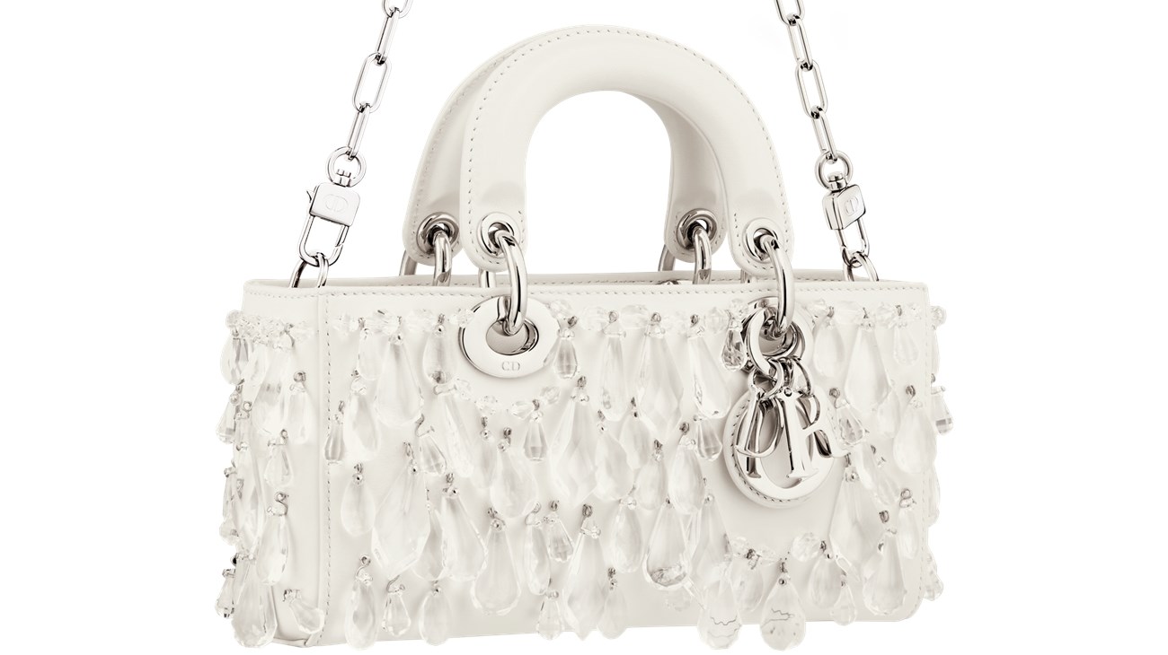 حقيبة (ليدي ديور).. أناقة شفافة في مجموعة (كروز 2026) (زهرة الخليج)