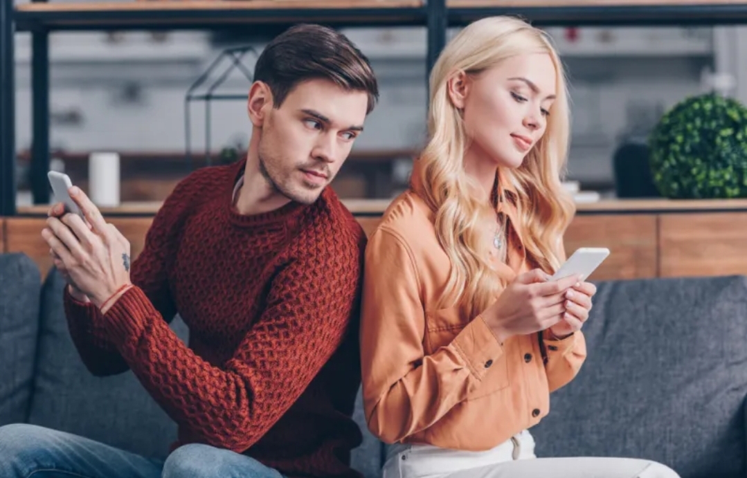 كيف يتعامل الرجال والنساء مع شعور الغيرة؟ دراسة تكشف التفاصيل (الرجل)