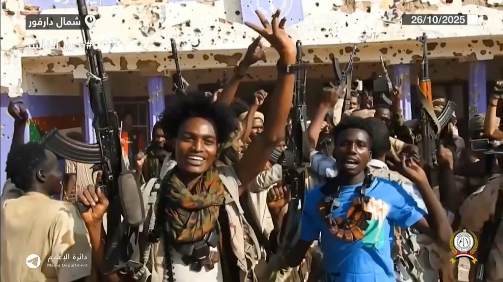 صورة ملتقطة من فيديو وزّعته قوات الدعم تالسريع على تلغرام في 26 تشرين الأول/أكتوبر 2025، يُظهر مقاتليه في مدينة الفاشر في إقليم دارفور غرب السودان (ا ف ب)