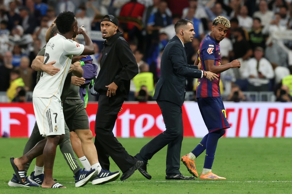 تراشق كلامي بين لاعب ريال مدريد البرازيلي فينيسيوس جونيور ولاعب برشلونة لامين جمال عقب لقاء الفريقين في سانتياغو برنبايو الأحد في 26 تشرين الأول/اكتوبر 2025 (ا ف ب)