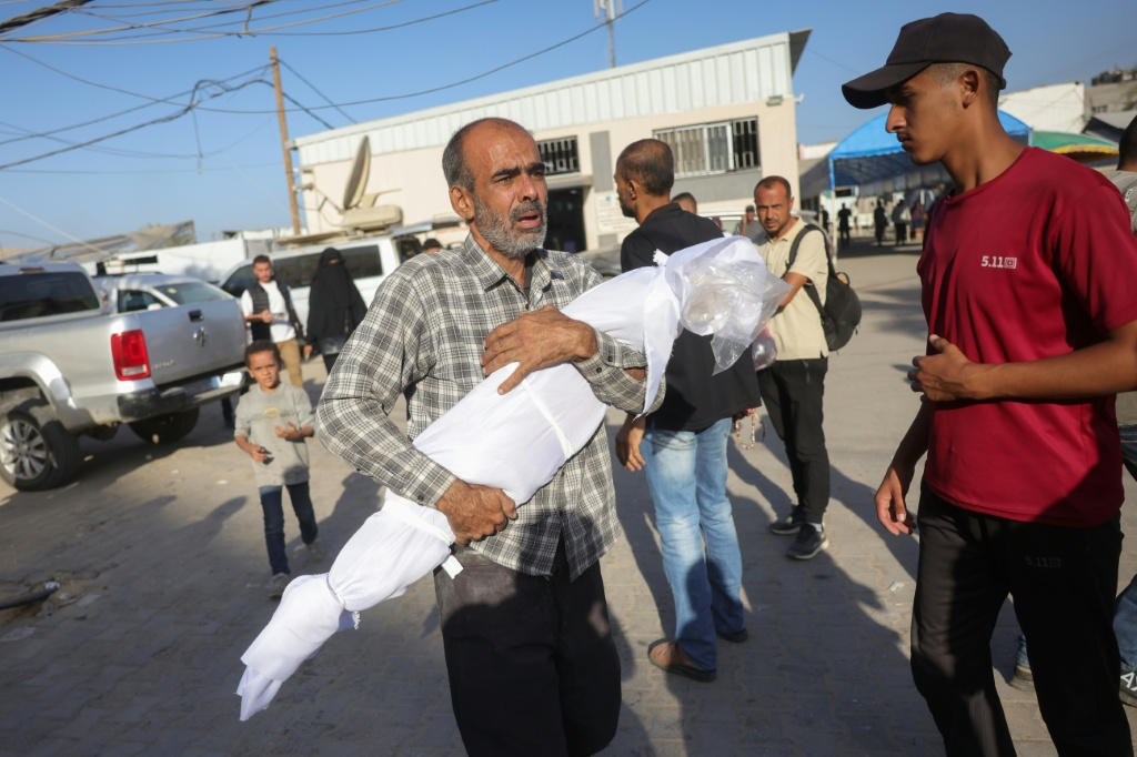 أفاد مجمع ناصر الطبي في بيان له، بمقتل فلسطيني وإصابة آخرين في قصف من طائرة مسيرة إسرائيلية استهدف تجمع مدنيين في بلدة عبسان الكبيرة (ا ف ب)