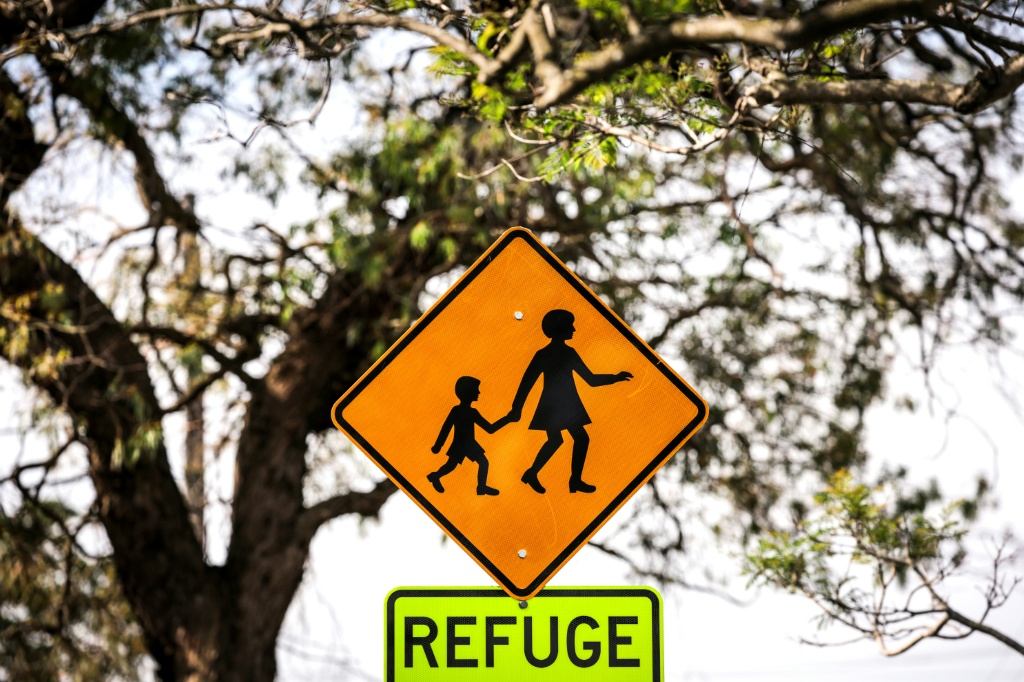 لافتة عن السلامة أمام مدرسة في سيدني في 8 تشرين الأول/أكتوبر (ا ف ب)