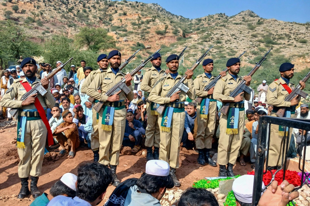 عناصر من حرس الشرف بالجيش الباكستاني يشاركون في مراسم دفن عنصر من تنظيم عسكري مرتبط بالجيش قتل في المواجهات الحدودية مع أفغانستان، في كوهات في 17 تشرين الأول/أكتوبر 2025 (ا ف ب)