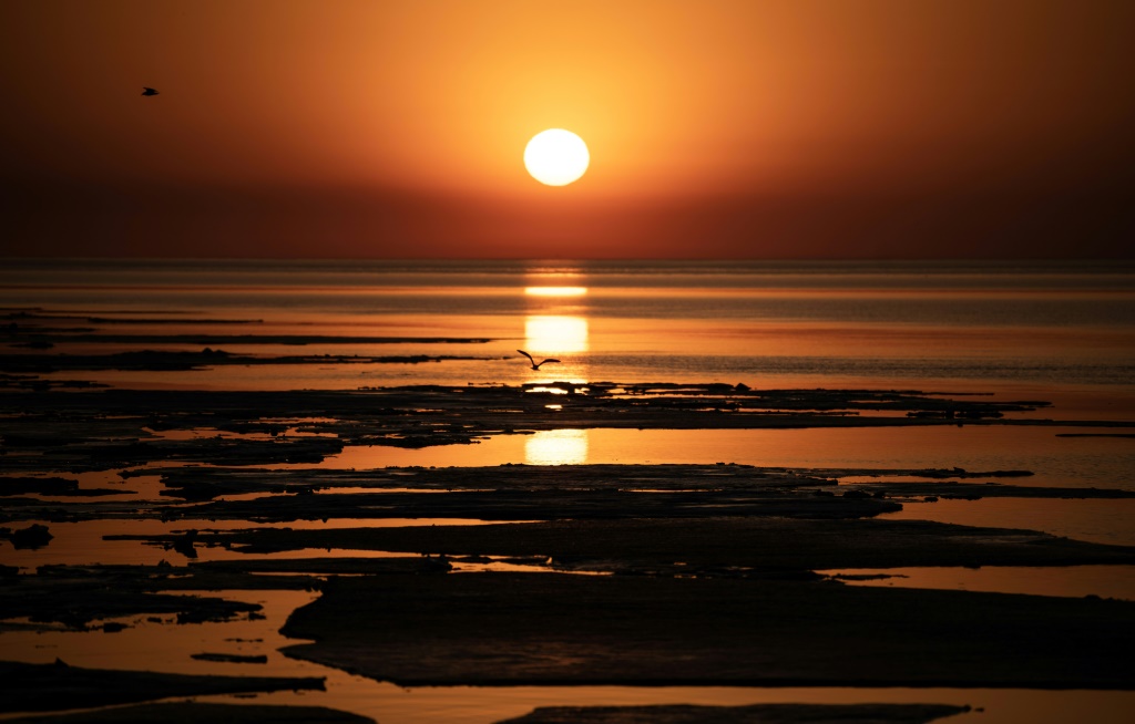 كتل جليد تنجرف في بحيرة سوبيريور مع شروق الشمس في دولوث بالولايات المتحدة في 13 نيسان/أبريل 2023 (ا ف ب)