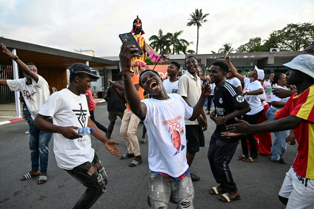 مناصرون لرئيس ساحل العاج الحسن وتارا يحتفلون في 27 تشرين الأول/أكتوبر 2025 في أبيدجان بإعادة انتخابه لولاية رابعة (ا ف ب)