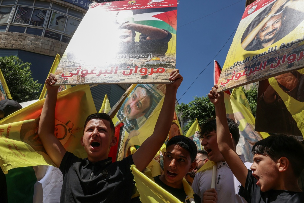 فلسطينيون يرفعون صور مروان البرغوثي خلال تظاهرة في رام الله في 19 آب/أغسطس 2025 (ا ف ب)