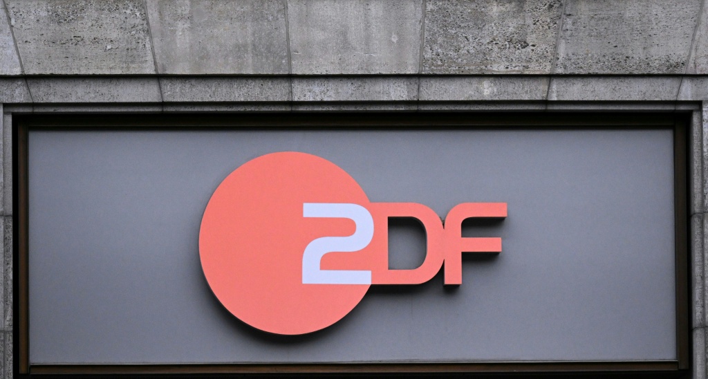 شعار محطة زي دي إف الألمانية في برلين بتاريخ 31 تموز/يوليو 2023 (ا ف ب)