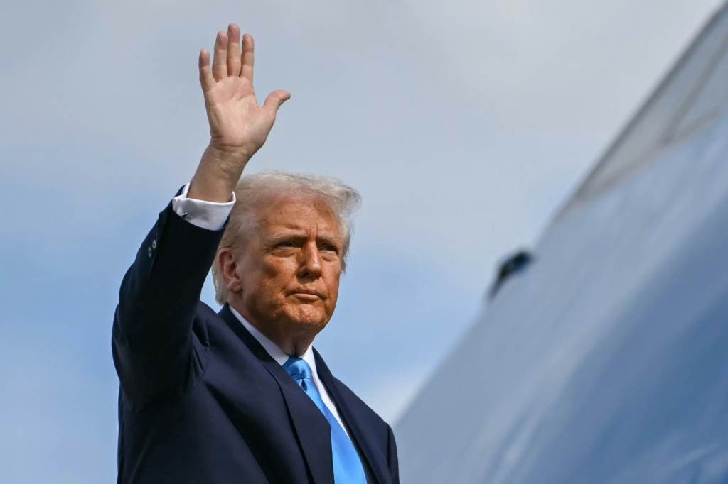 الرئيس الاميركي دونالد ترامب مغادرا طوكيو في 29 تشرين الاول/اكتوبر 2025 (ا ف ب)