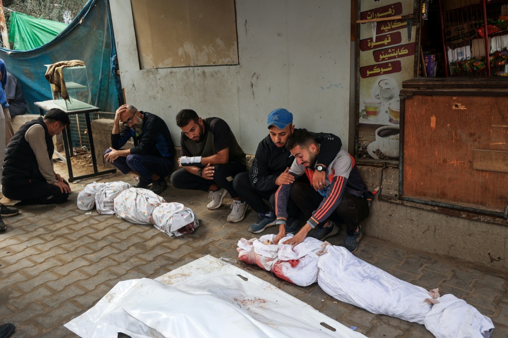 أقارب ينتحبون أمام جثامين اطفال قتلوا في ضربة إسرائيلية في مخيم النصيرات في وسط قطاع غزة في 29 تشرين الول/أكتوبر 2025 (ا ف ب)