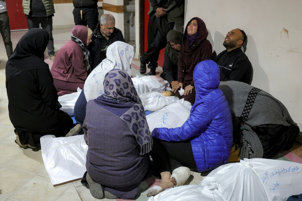 أقارب ينتحبون أمام جثامين اطفال قتلوا في ضربة إسرائيلية في مخيم النصيرات في وسط قطاع غزة في 29 تشرين الأول/أكتوبر 2025 (أ ف ب)