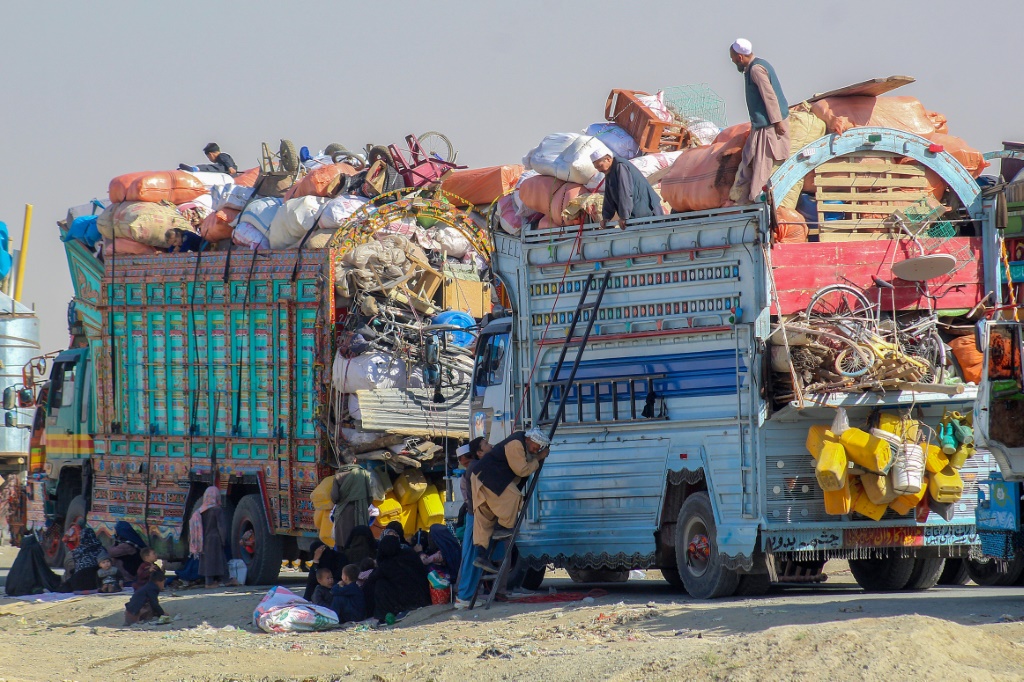 لاجئون أفغانيون بالقرب من الحدود الباكستانية الأفغانية في شامان في 30 تشرين الأول/أكتوبر 2025، قبل دخولهم إلى أفغانستان (ا ف ب)