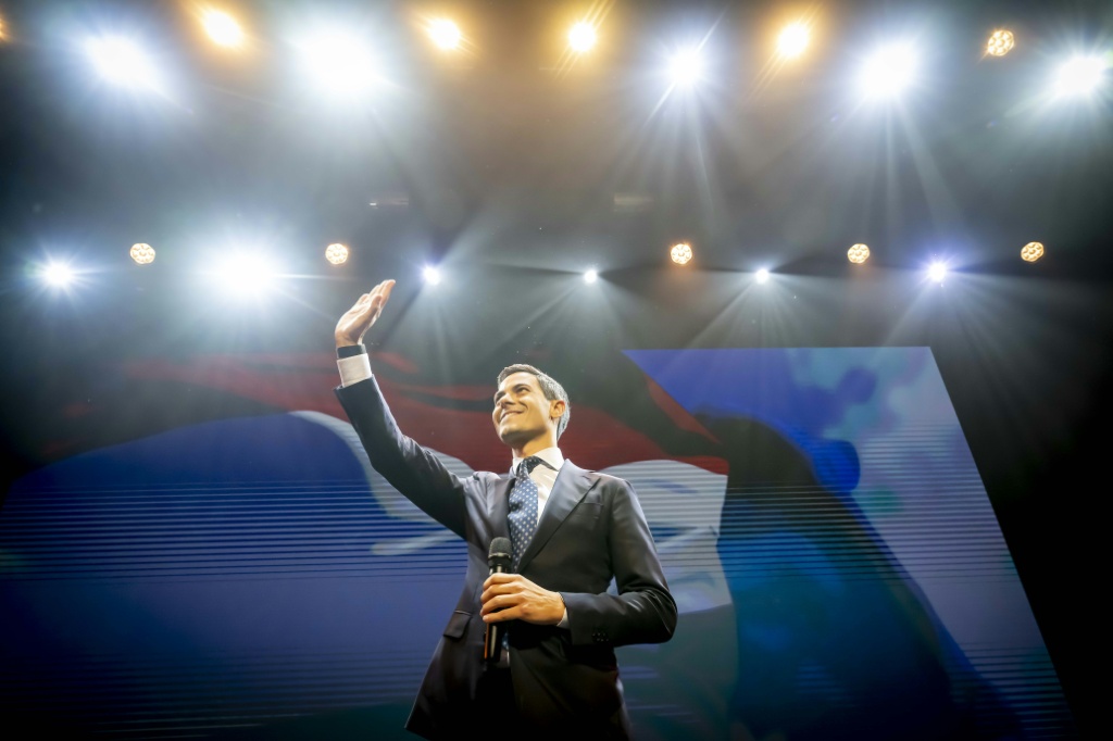 زعيم حزب "الديمقراطيون 66" روب جيتن يلوح إلى مؤيديه من على المسرح بعد الإعلان عن نتائج استطلاعات الرأي للانتخابات البرلمانية الهولندية في 29 تشرين الأول/أكتوبر 2025 (ا ف ب)