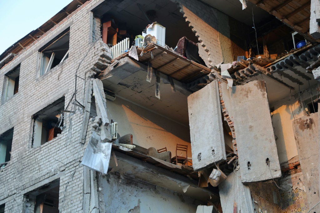 صورة ملتقطة في 30 تشرين الأول/أكتوبر 2025 تظهر مبنى تعرض لأضرار بالغة في أعقاب هجوم جوي روسي في زابوريجيا الأوكرانية (ا ف ب)