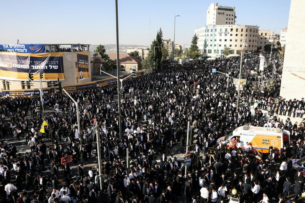 يهود متشددين يتظاهرون رفضا للخدمة العسكرية الإلزامية في الجيش الإسرائيلي في مدينة القدس، 30 تشرين الأول/أكتوبر 2025. (ا ف ب)