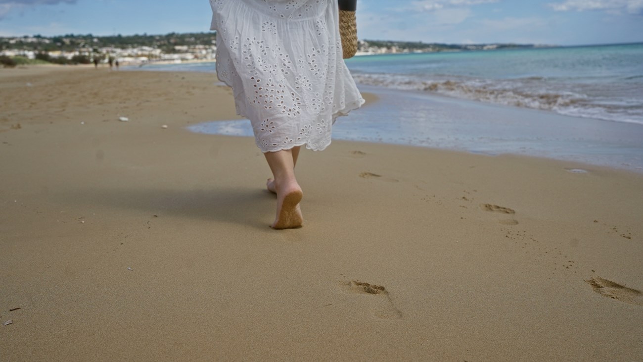 هل المشي حافية القدمَيْن يضر قدمَيْكِ؟ (زهرة الخليج)