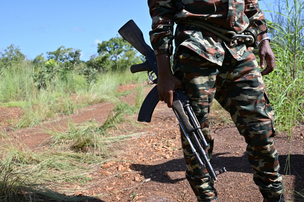 حارس غابات يحمل بندقية أثناء استعداده للدوريات في منتزه كوموي الوطني في شمال شرق ساحل العاج في 10 تشرين الأول/أكتوبر 2025 (ا ف ب)