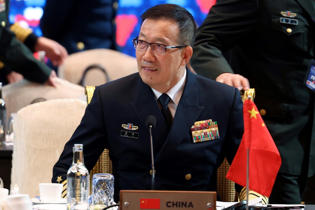 وزير الدفاع الصيني دونغ جون خلال مشاركته في اجتماع وزاري في ماليزيا في 31 تشرين الأول/أكتوبر 2025 (ا ف ب)