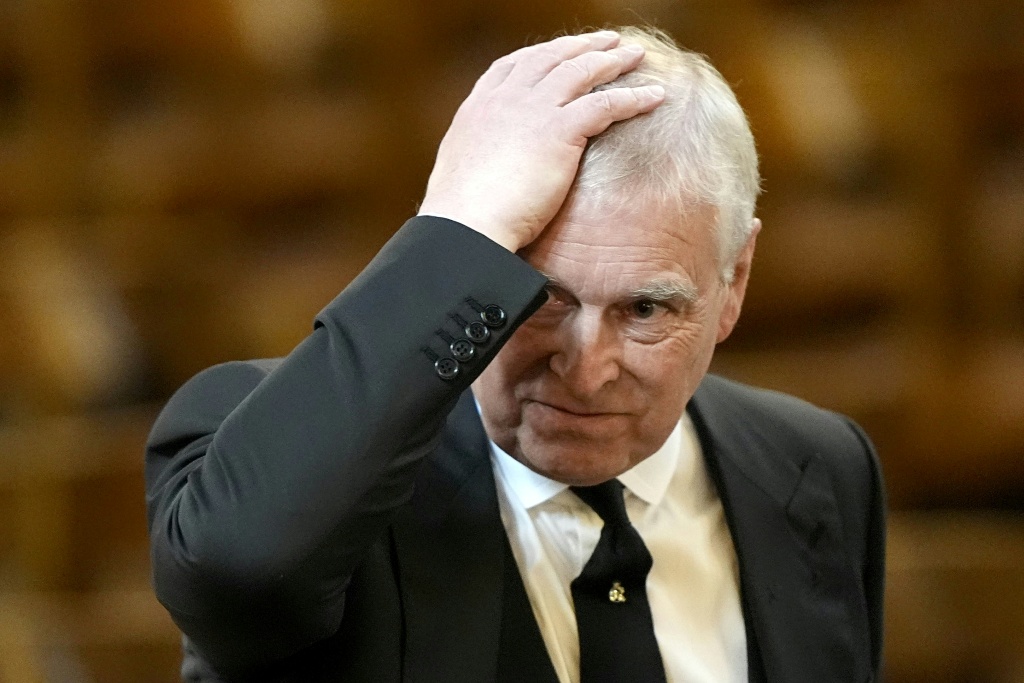 فرجينيا جيوفري تتهم الأمير البريطاني أندرو في مذكراتها بالتصرف كما لو كانت ممارسة الجنس معها "حقه الطبيعي" (ا ف ب)