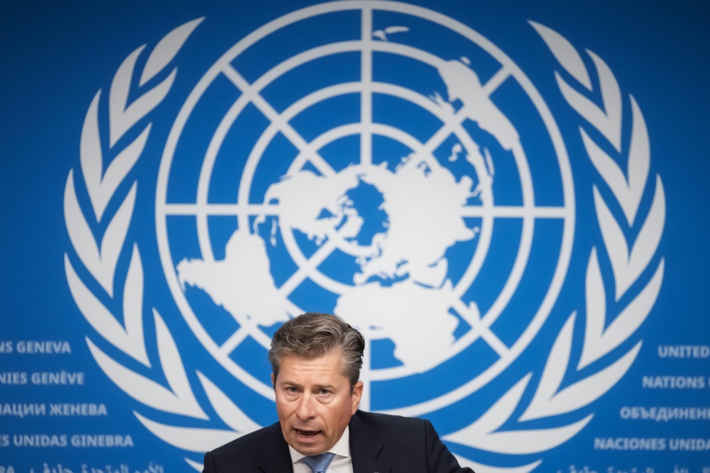 مساعد الأمين العام للأمم المتحدة للشؤون الإنسانية ومنسق الطوارئ توم فليتشر يتحدث خلال مؤتمر صحافي في جنيف في 22 آب/أغسطس 2025 (ا ف ب)