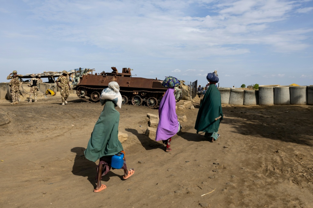 صورة مؤرخة في 4 تموز/يوليو 2025 لنيجيريين أمام نقطة تفتيش في مونغونو في ولاية بورنو (ا ف ب)