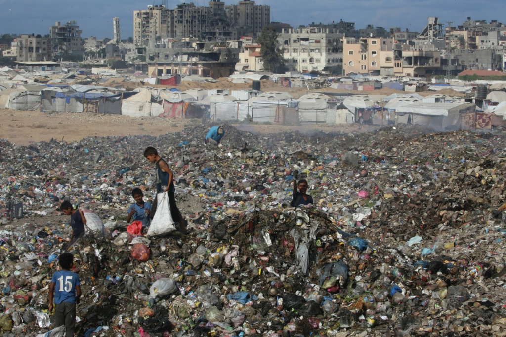 تأتي الخطوة ضمن المرحلة الأولى من اتفاق وقف إطلاق النار الساري منذ 10 أكتوبر الجاري، ويتضمن تبادل الأسرى والجثامين بين إسرائيل وحركة "حماس" بوساطة مصرية قطرية تركية وبإشراف أمريكي (ا ف ب)