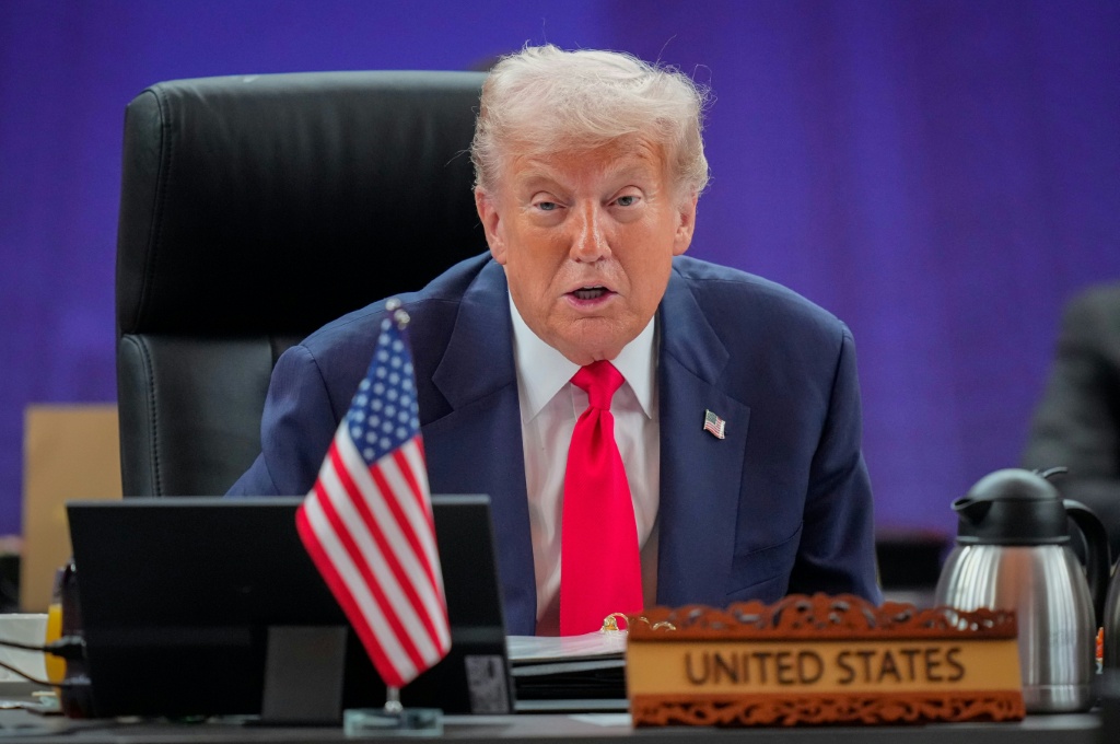 إدارة ترامب لم تُبدِ أي إدراك لخطورة الموقف، ولم تطرح حتى الآن أي استراتيجية مضادة. فبعد تسعة أشهر من توليها السلطة، لا يزال اهتمام البيت الأبيض منصبًا على تفكيك وكالة الإعلام الأمريكية بدل تطويرها (ا ف ب)