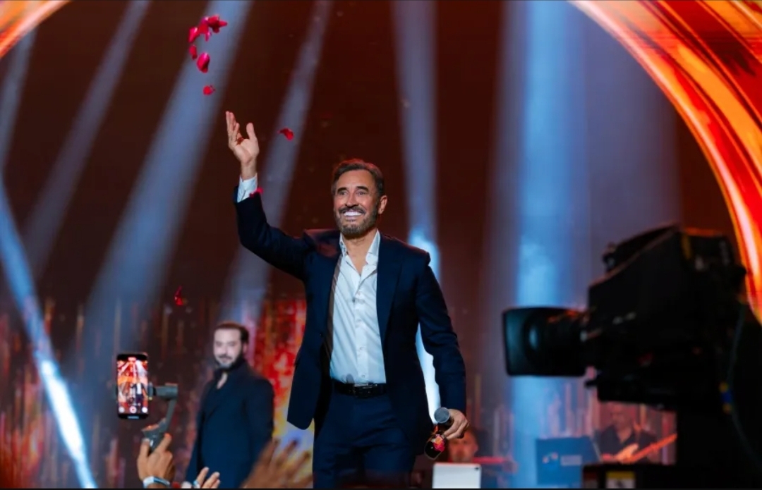 كاظم الساهر -الصورة من المركز الاعلامي لشركة بنش